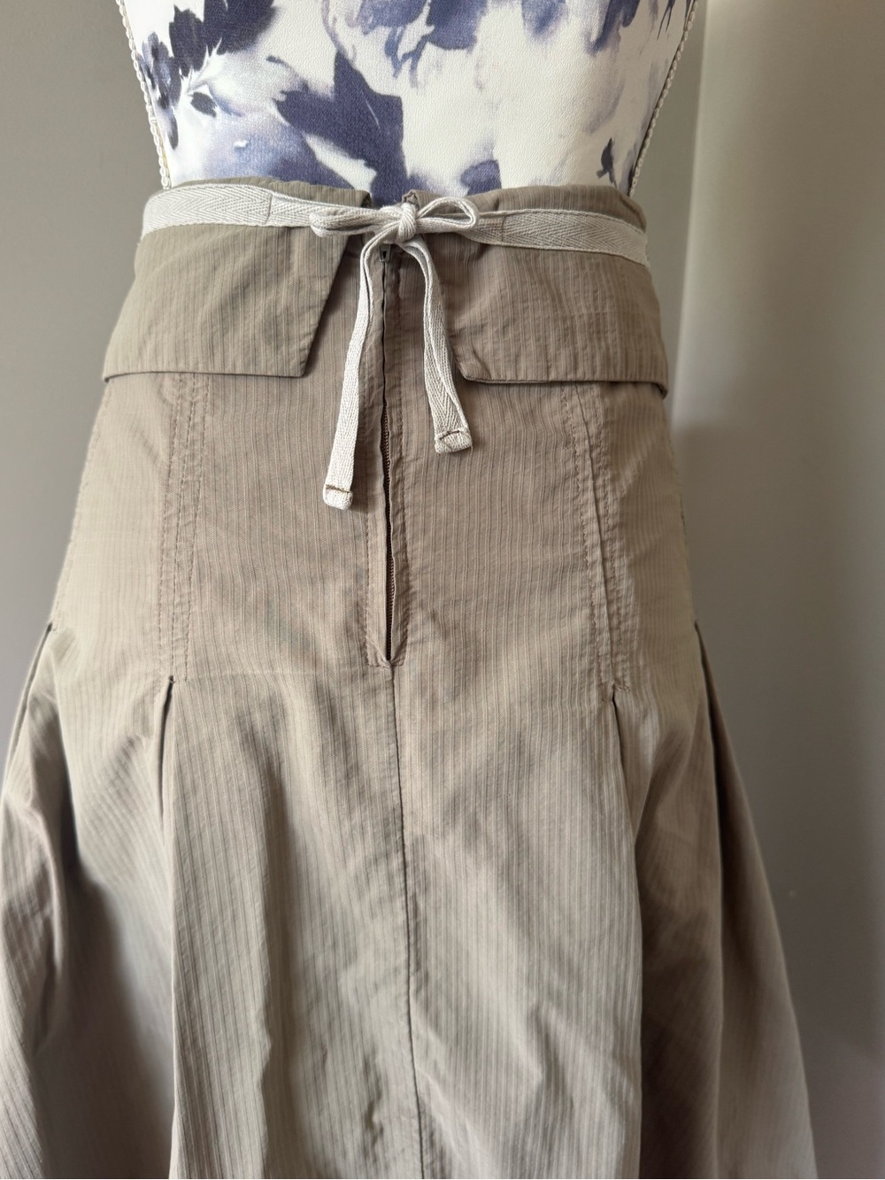 SUB.R High-Waist A-Line Bubble Hem Midi Skirt in Khaki - Picture 6 of 10